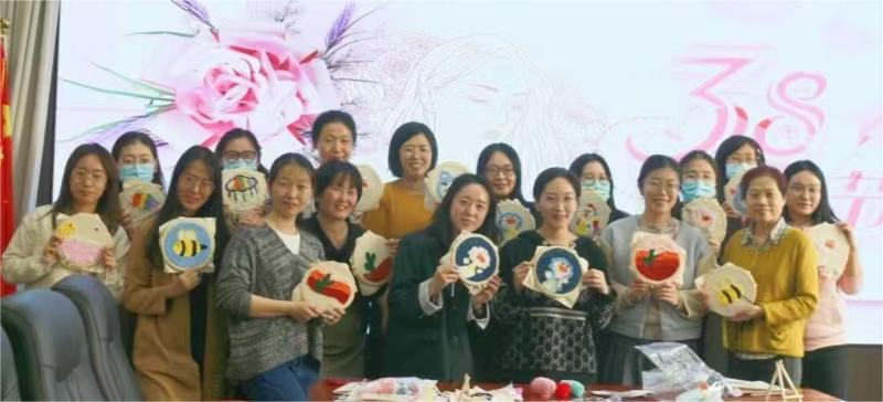 穿梭于方寸之間，感受傳統(tǒng)與現(xiàn)代的交融 ——農墾中心舉辦“巧手展風采，綻放‘她力量’”活動慶?！叭恕眿D女節(jié)